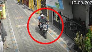 dua-maling-berboncengan-motor-keliling-permukiman-padat-di-kawasan-Jalan-Pabrik-Kulit-surabaya.jpg
