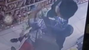 dua-sejoli-pelajar-bermesraan-di-sebuah-minimarket.jpg