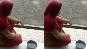 emak-emak-ke-kantor-PT-Timah-sambil-bawa-baskom.jpg