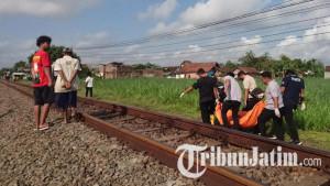evakuasi-korban-yang-meninggal-dunia-karena-tertabrak-Kereta-Api-Gajayana-di-tulungagung.jpg