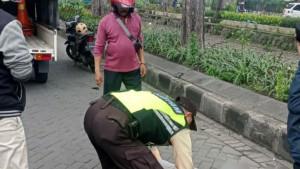 evakuasi-wanita-yang-tertimpa-ranting-pohon-di-Jalan-Raya-Rungkut-Industri-Surabaya.jpg