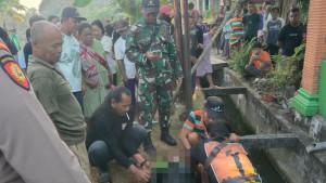 evakuasijasad-pria-di-selokan-depan-rumah-warga-Desa-Klepek-Bojonegoro.jpg