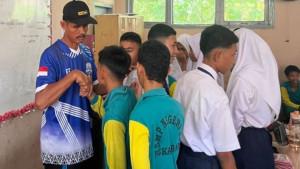 guru-SMPN-13-Pekanbaru-menampar-siswanya-yang-tak-gulung-tikar.jpg