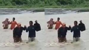 guru-SMPN-7-Bambalamotu-rela-menyeberangi-sungai-dalam-kondisi-banjir-demi-mengajar.jpg