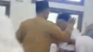 guru-berseragam-ASN-terekam-memukul-siswanya-di-SMAN-1-Pamekasan.jpg