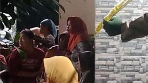 ibu-kandung-Rasyidi-sedang-menangis-histeris-didepan-rumah.jpg