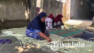 ibu-rumah-tangga-di-Tuban-tekun-menganyam-daun-lontar-menjadi-tikar.jpg