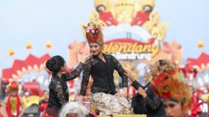 ilustrasi-GANDRUNG-SEWU-1300-penari-tampil-dalam-Festival-Gandrung-Sewu-di-banyuwangi.jpg