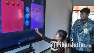 ilustrasi-IFP-Siswa-melakukan-pembelajaran-menggunakan-Interactive-Flat-Planel-IFP-di-malang.jpg