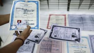 ilustrasi-IJAZAH-Aktivitas-petugas-menyelesaikan-proses-restorasi-arsip-keluarga-terdampak-banjir.jpg