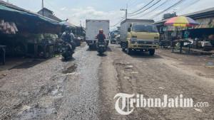 ilustrasi-jalan-rusak-di-malang-Kondisi-jalan-di-Pasar-Gadang-malang.jpg