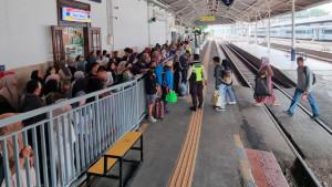 ilustrasi-stasiun-Penumpang-memadati-peron-stasiun-di-Surabaya-menunggu-kedatangan-Commuter-Line.jpg