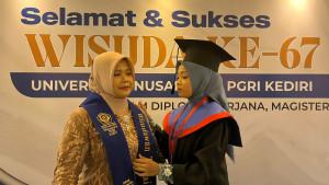 inna-fatahna-mahasiswa-nganjuk-raih-comlaude.jpg