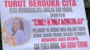 istri-sah-mengirim-dua-papan-bunga-ke-mahasiswi-kedokteran-yang-diduga-selingkuhan-suaminya.jpg