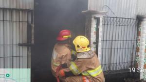 kebakaran-di-kediri-rumah-sekaligus-dapur-penggorengan-kerupuk-di-kediri-terbakar.jpg