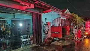 kebakaran-di-rumah-Medokan-Ayu-Surabaya-warga-gorong-royong-angkat-mobil-pikap.jpg