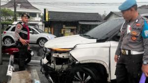 kecelakaan-beruntun-di-Kediri-mobil-wuling-tabrak-lima-motor-di-pare.jpg