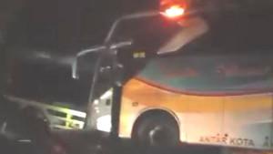 kecelakaan-di-ngawi-Bus-Sumber-Selamat-adu-banteng-dengan-truk-Hino-Dutro-di-Jalan-Raya-Ngawi.jpg