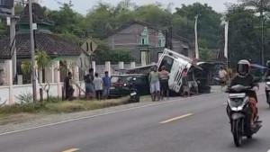 kecelakaan-di-ngawi-yang-melibatkan-Truk-Colt-Diesel-muatan-tebu-menabrak-mobil-Toyota-Cayla.jpg