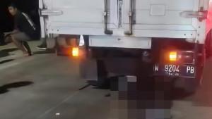kecelakaan-maut-di-Gresik-yang-melibatkan-motor-dan-dua-truk-satu-tewas.jpg