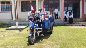 kepsek-antar-jemput-32-siswa-pakai-Tossa.jpg