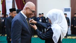 ketua-pwi-pusat-cak-munir-dapat-lencana-kehormatan-dari-khofifah.jpg
