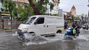 korban-banjir-Semarang-dapat-bantuan-sebungkus-nasi-untuk-lima-anggota-keluarga.jpg