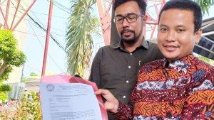 kuasa-hukum-santri-MHN-13-aat-menunjukan-surat-yang-diserahkan-ke-Ditreskrimum-Polda-Jatim.jpg