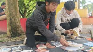 kuli-bangunan-membuka-lapak-baca-buku-gratis.jpg