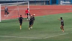 laga-uji-coba-gresik-united-vs-persela.jpg