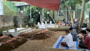 makam-4-korban-tenggelam-di-pantai-pancer-pacitan.jpg