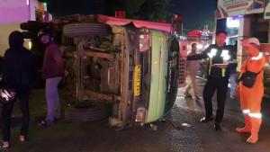 minibus-Isuzu-Elf-bertabrakan-dengan-truk-box-di-simpang-empat-Sambong-jombang.jpg