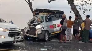 mobil-ambulans-tabrak-truk-di-camplong-sampang-madura.jpg