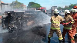 mobil-boks-Gran-Max-bermuatan-makanan-beku-dan-buah-buahan-terbakar-di-Tol-Dupak-surabaya.jpg