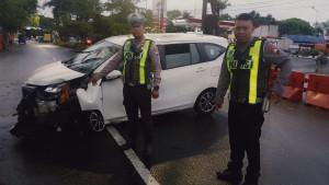 mobil-toyota-calya-di-kota-malang-tabrak-pohon.jpg