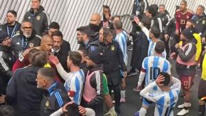 momen-perkelahian-Messi-dan-Rincon.jpg