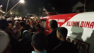 momen-salat-jenazah-korban-kecelakaan-bus-pegawai-rs-bina-sehat-jember.jpg