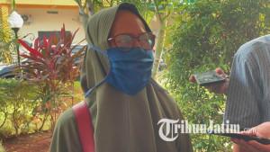 orang-tua-siswa-SMK-Negeri-1-Palang-Tuban-yang-diduga-keracunan-menu-Makan-Bergizi-Gratis-2025.jpg