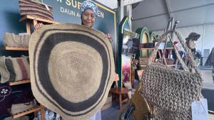 owner-Daun-Agel-tengah-menunjukkan-produk-UMKM-di-pameran-FESyar-2025-ilustrasi-kerajinan-tas.jpg