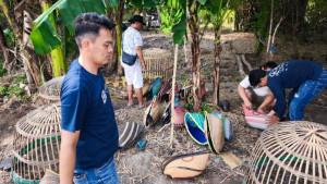 panik-digerebek-puluhan-penjudi-sabung-ayam-di-Mojokerto-kabur-tinggalkan-motor.jpg