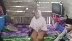 pasangan-suami-istri-buruh-tani-tinggal-di-gubuk-yang-nyaris-rubuh.jpg