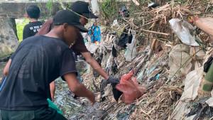 pelajar-membersihkan-sampah-di-Kali-Tulungrejo-Pare-Kediri.jpg