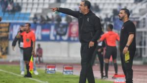 pelatih-arema-fc-marcos-santos-saat-beri-instruksi-ke-pemain.jpg