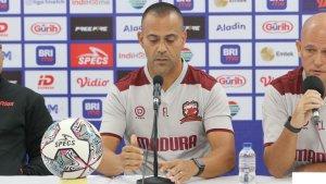 pelatih-madura-united-fabio-lefundes-jumpa-pers.jpg