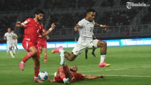 pemain-timnas-indonesia-yacib-sayuri-saat-melewati-pemain-Lebanon.jpg