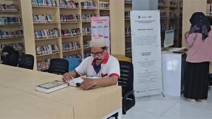 pengunjung-mengakses-bahan-pustaka-di-Perpustakaan-Kabupaten-Trenggalek.jpg