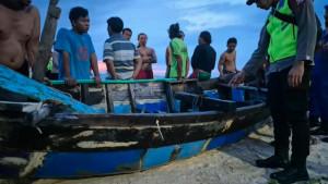 perahu-milik-Tarsip-nelayan-asal-Desa-Socorejo-Tuban-yang-ditemukan-terombang-ambing-tanpa-awak.jpg