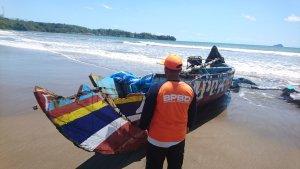 perahu-nelayan-pecah-tulungagung.jpg