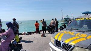 personel-Polsek-Tlanakan-mengecek-TKP-Kapal-Motor-Darussalam-tenggelam-di-Pelabuhan-Branta-Pesisir.jpg