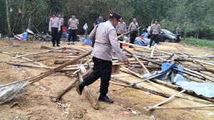 personel-kepolisian-memusahkan-peralatan-di-arena-judi-sabung-ayam-di-sampang.jpg